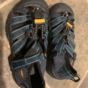 Boys keen sandals size 11
